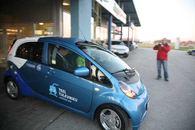 Lõuna-Eesti esimene elektriauto sõidab salongist välja 25 Oktoobril 2011.  FOTO: Inno Tähismaa